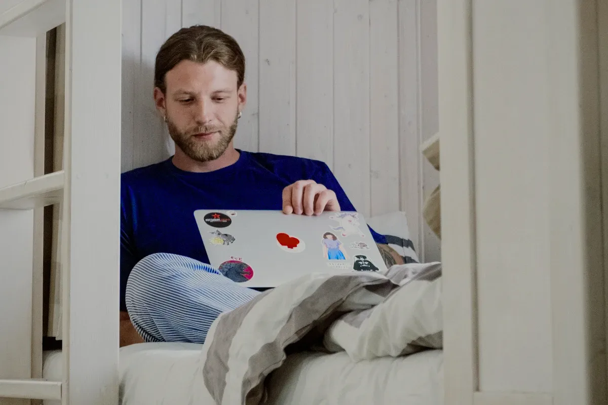 A guest with a laptop in a quiet bunk.